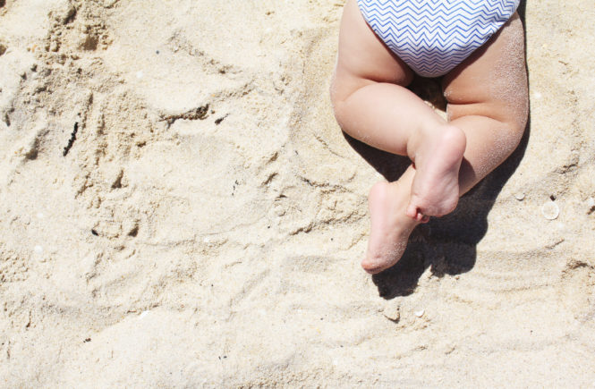 Babybeine im Sand